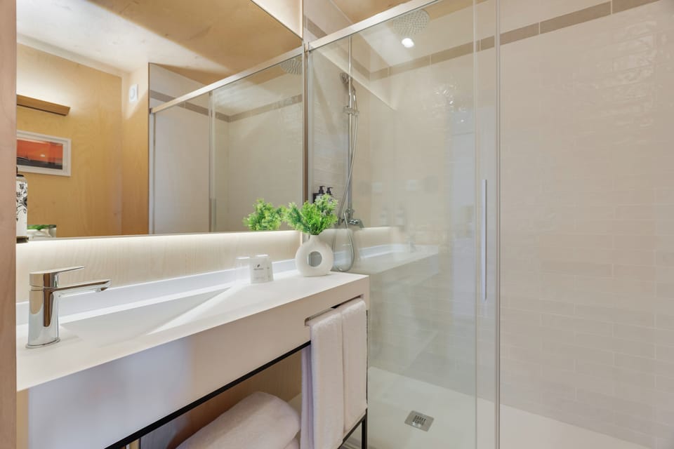 Family Room (Superior Eco Resort) | Bathroom | Shower, free toiletries, hair dryer, towels