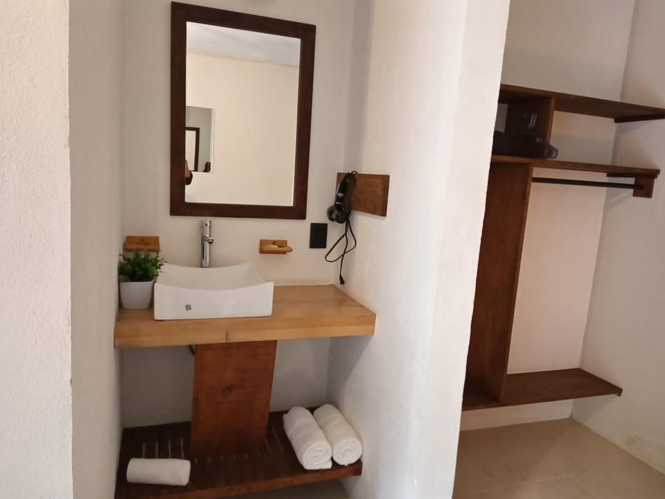 Shower, free toiletries, towels