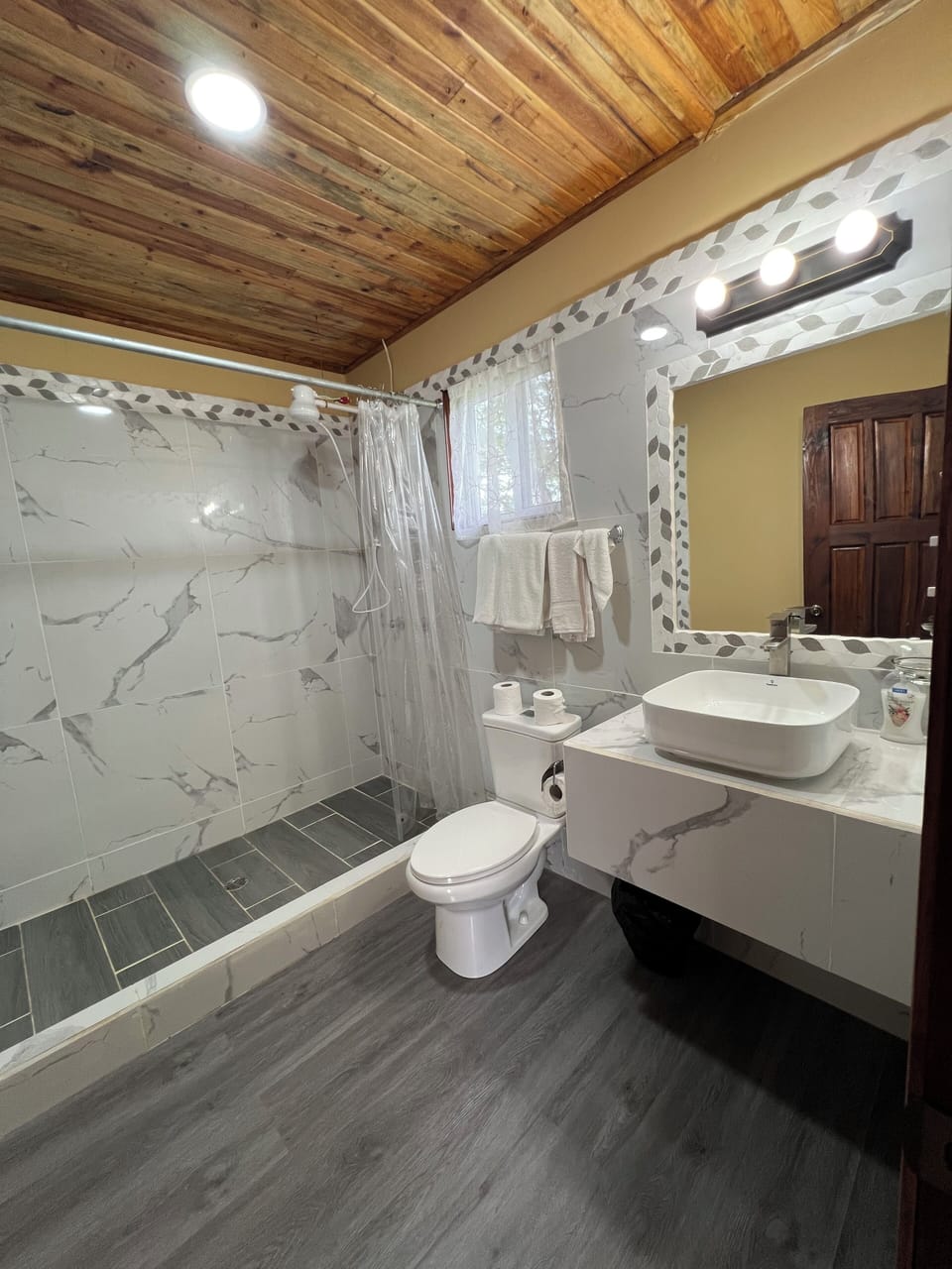 Double Room, 1 Double Bed, River View | Bathroom | Towels