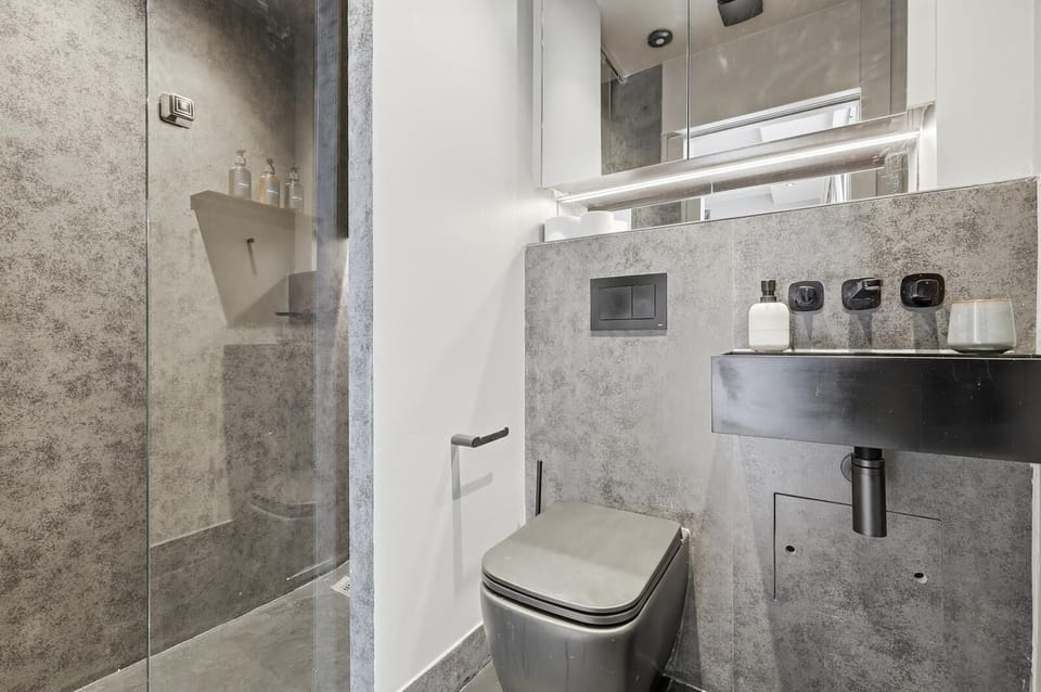 Luxury Studio | Bathroom | Shower, hair dryer, towels, soap