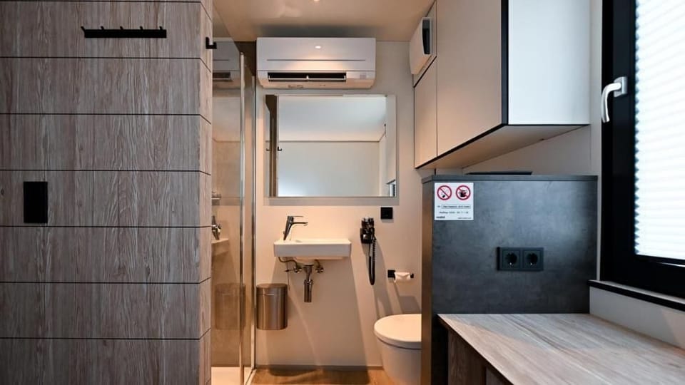Single Room | Bathroom | Shower, free toiletries, hair dryer, towels