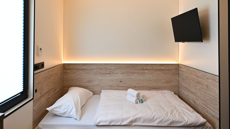 Desk, soundproofing, WiFi (free)