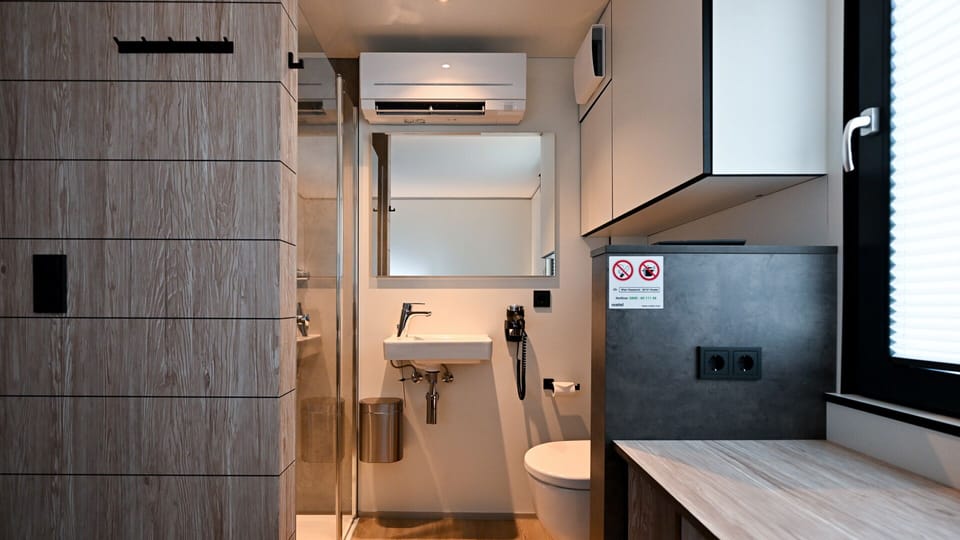 Basic Single Room | Bathroom | Shower, free toiletries, hair dryer, towels