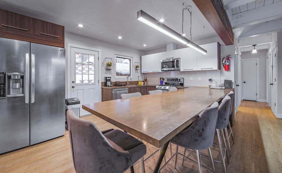 Spacious island with seating for 7 