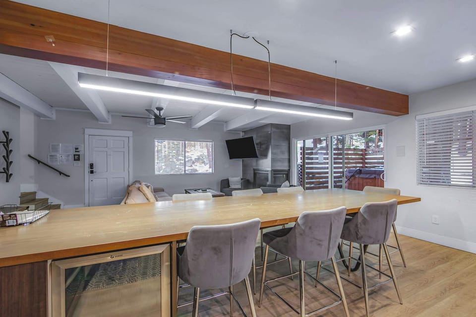 Spacious island with seating for 7 