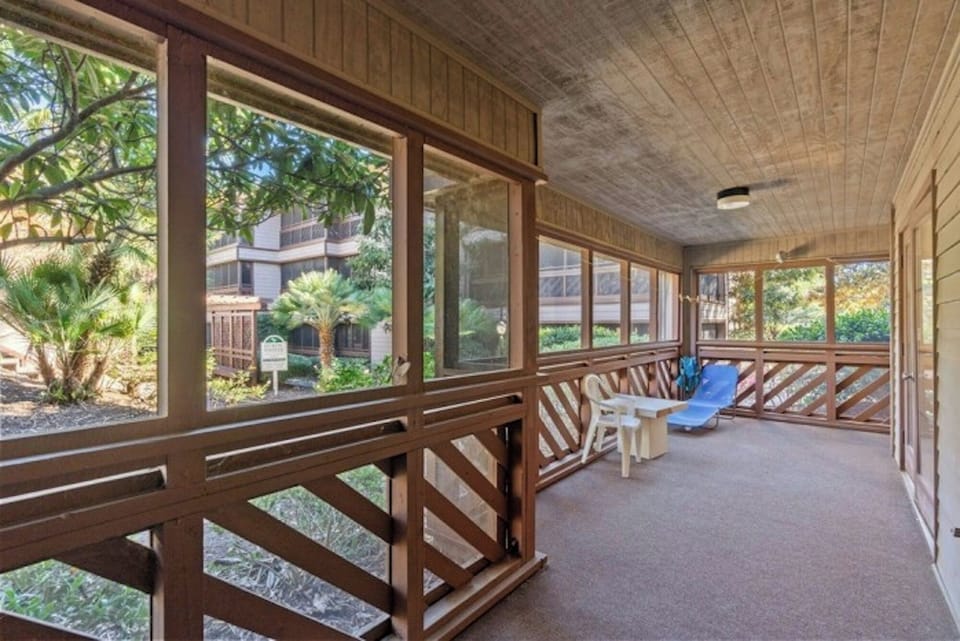 Relax on the screened porch and sip your favorite beverage.