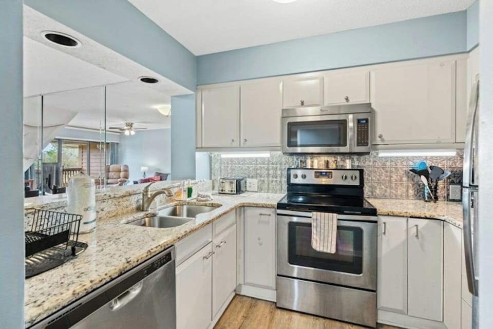 All modern appliances to make meal preparation a breeze.