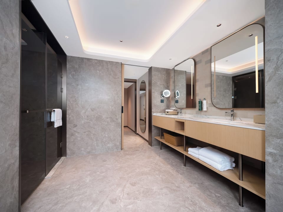 Deluxe Suite, 1 King Bed | Bathroom