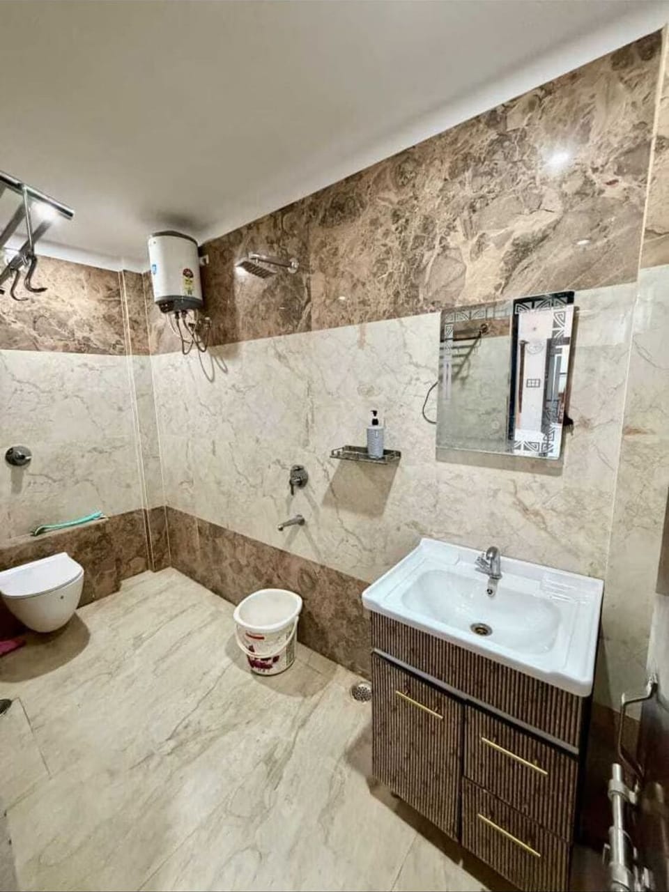 Deluxe Double Room | Bathroom | Shower, free toiletries, towels, soap