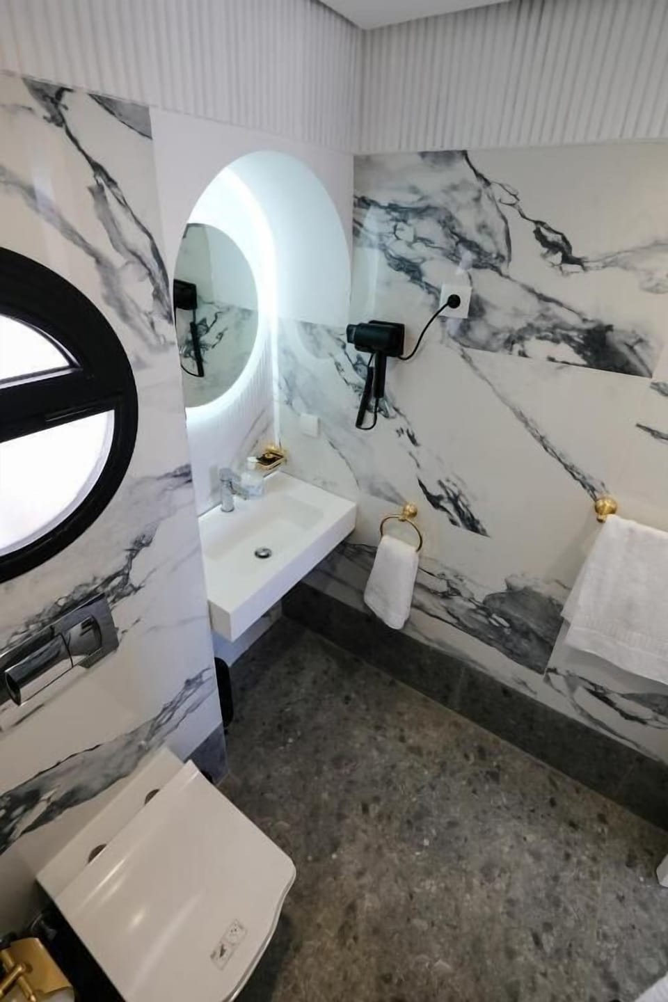 Family Suite, City View | Bathroom | Shower, hair dryer, bidet