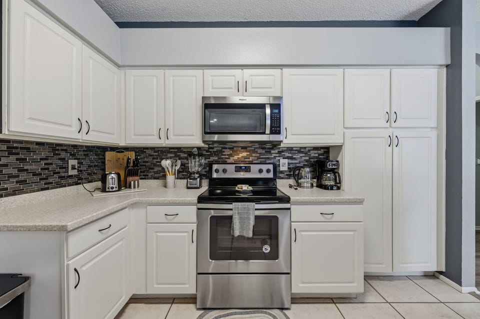 Where flavor meets fun. From chopping veggies to pouring wine, our fully stocked kitchen makes every culinary adventure (or lazy breakfast) feel like a treat.