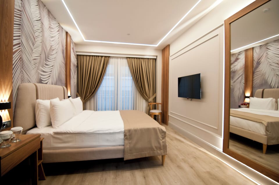Hypo-allergenic bedding, minibar, in-room safe, desk