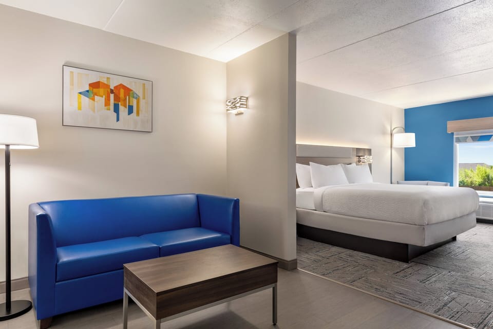 Suite, 1 King Bed, Accessible Bathtub, Non Smoking (Communications) | Desk, laptop workspace, blackout drapes, iron/ironing board