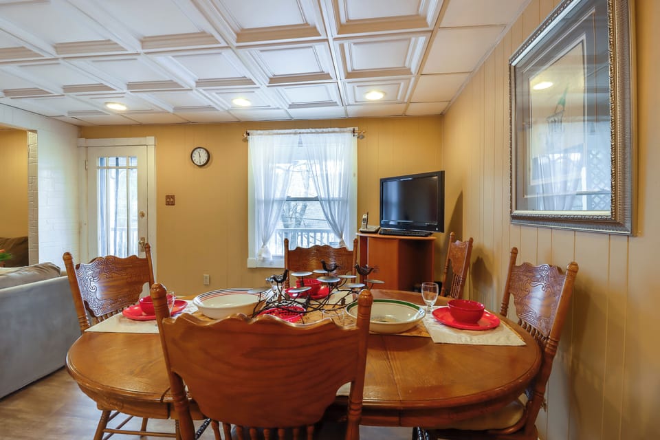 Dining Area | Dishware/Flatware Provided