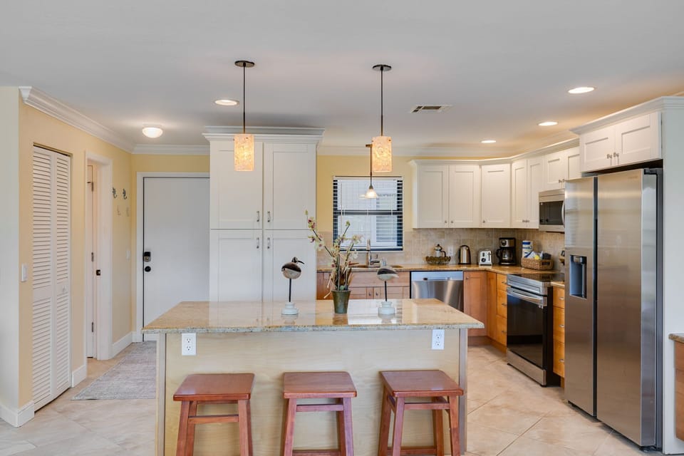 Kitchen with island, fully equipped