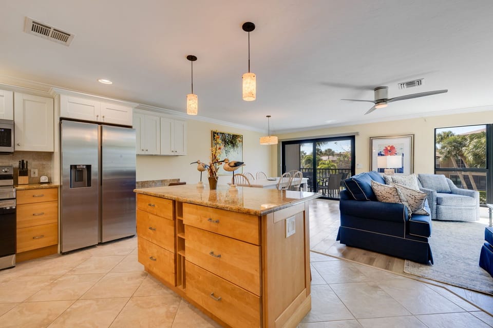 Kitchen with island, fully equipped