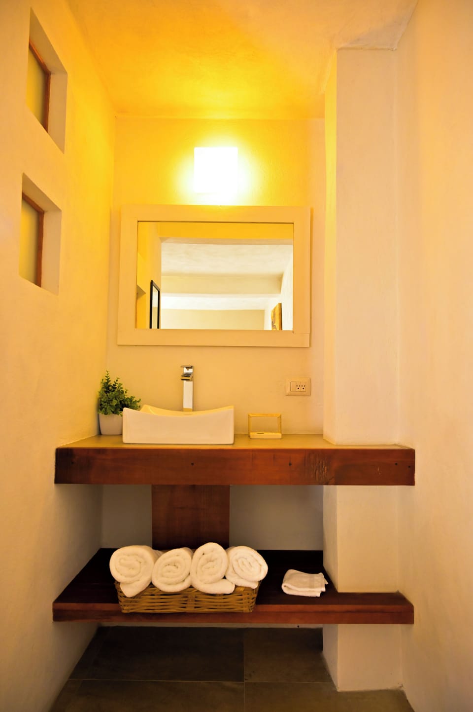 Standard Room, 1 Double Bed | Bathroom | Shower, free toiletries, towels