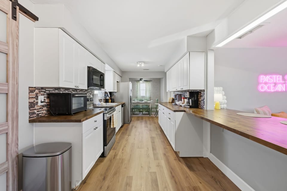 Where flavor meets fun. From chopping veggies to pouring wine, our fully stocked kitchen makes every culinary adventure (or lazy breakfast) feel like a treat.