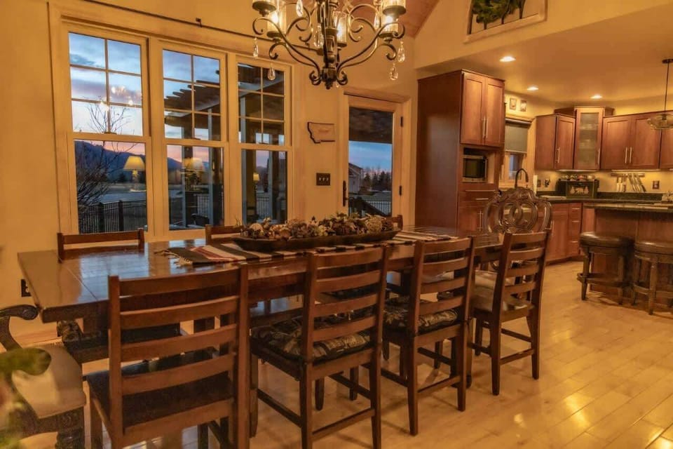 Large 10 person diningroom table as plenty of room for all