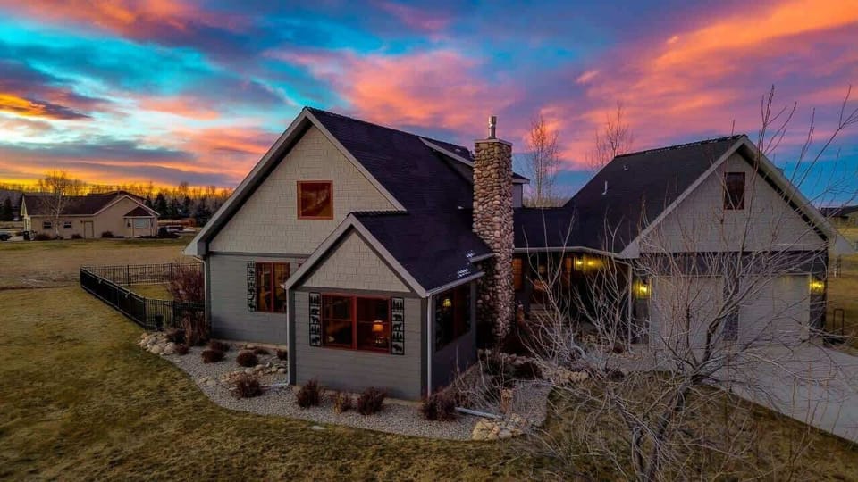 The Glen on Pine Ridge is located in the Red Lodge Country Club Estates in the Diamond C subdivision. It features mountain views of Mt Maurice, Red Lodge Mountain, the Beartooths, and the Rosebud Mountain Range. 
