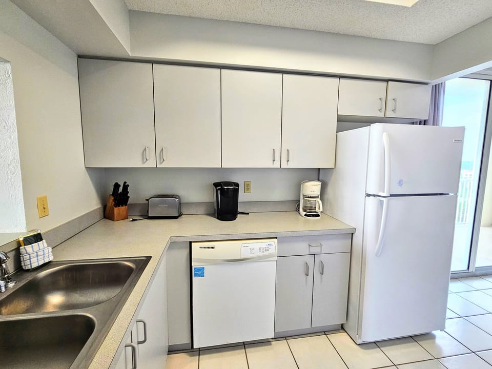Condo, Multiple Beds, Patio, Ocean View (Wave Watch) | Private kitchen