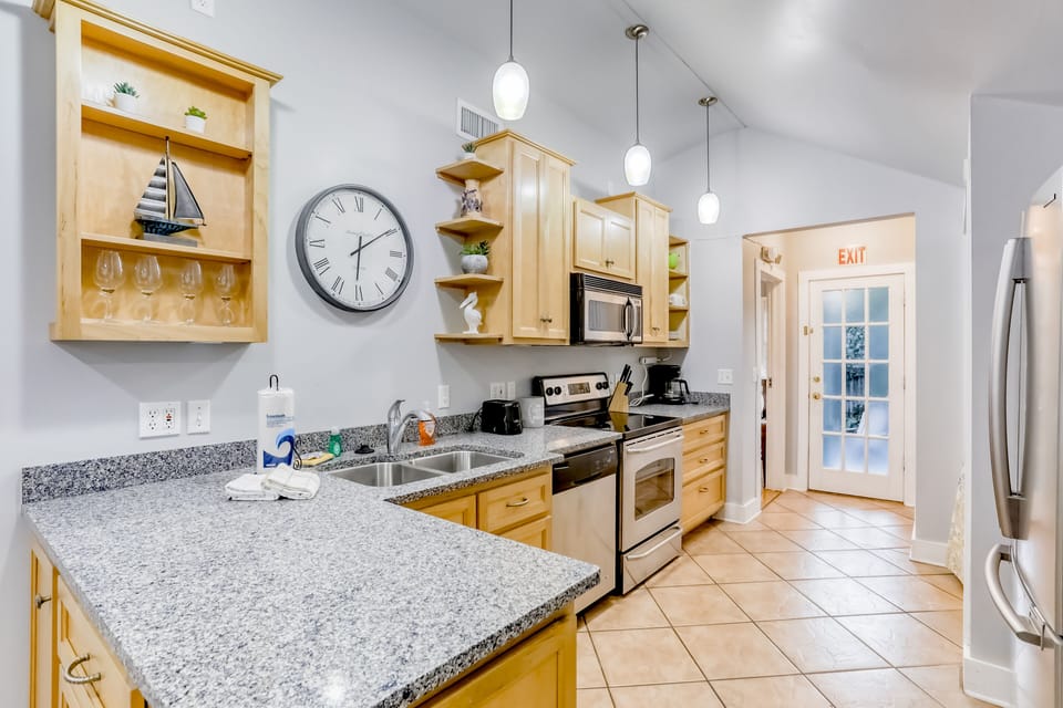 House, Multiple Beds, Patio, Garden View (Emerald Estate) | Private kitchen