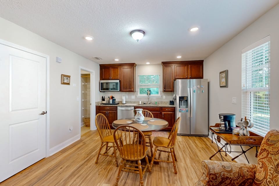 Apartment, 1 King Bed with Sofa bed, Patio, Garden View (Pine Trail Place - Unit A) | Private kitchen