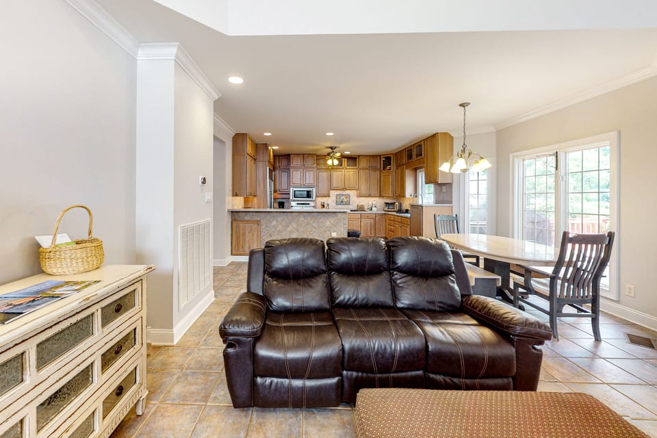 House, Multiple Beds, Patio, Garden View (Papa's Place) | Living area