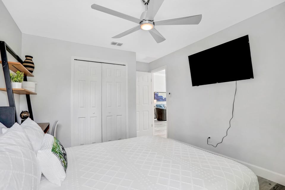 House, Multiple Beds, Pool Access, Pool View (SeaBreeze Villa A) | 3 bedrooms, individually decorated, individually furnished, bed sheets