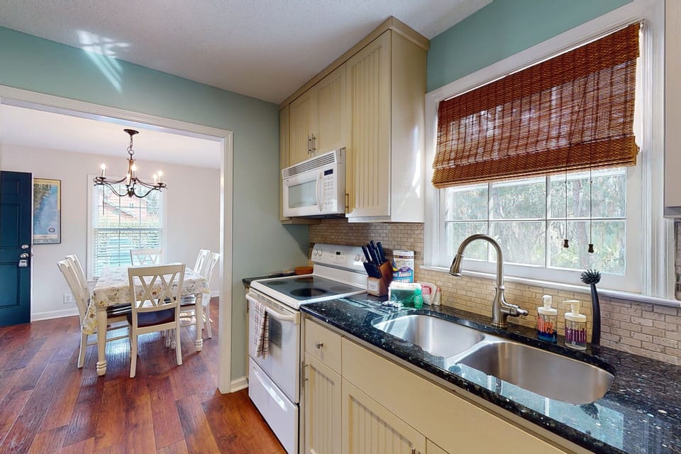 House, Multiple Beds, Patio, Garden View (Magnolia Cottage) | Private kitchen