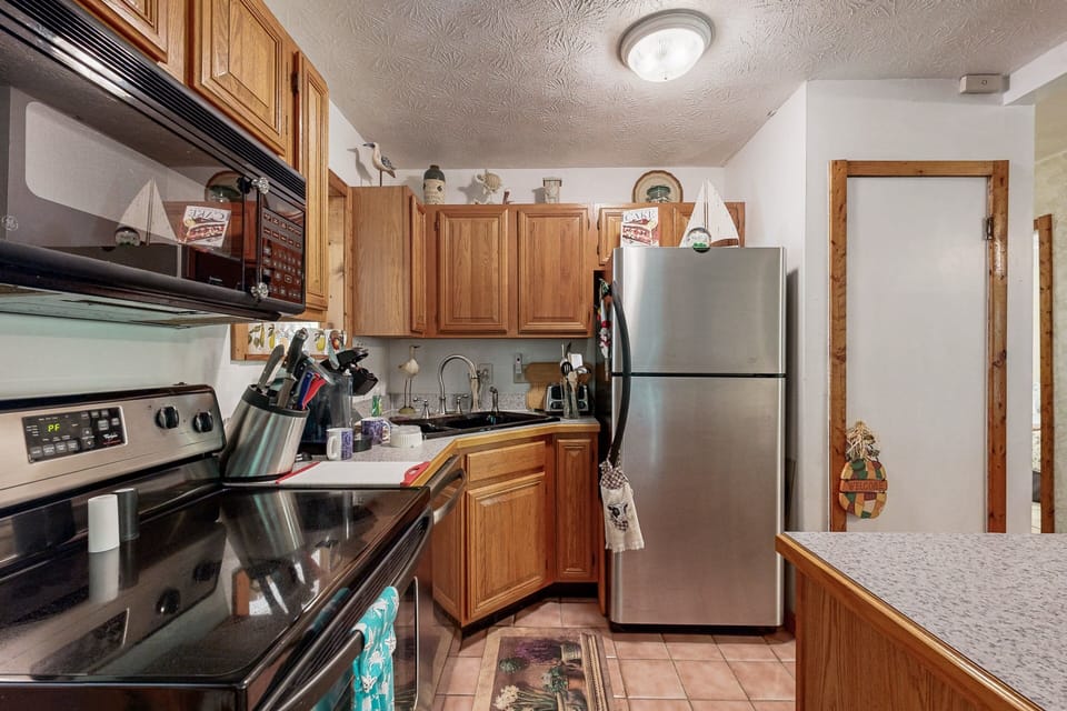 House, Multiple Beds, Patio, Garden View (4630 Whimbrel Ln) | Private kitchen