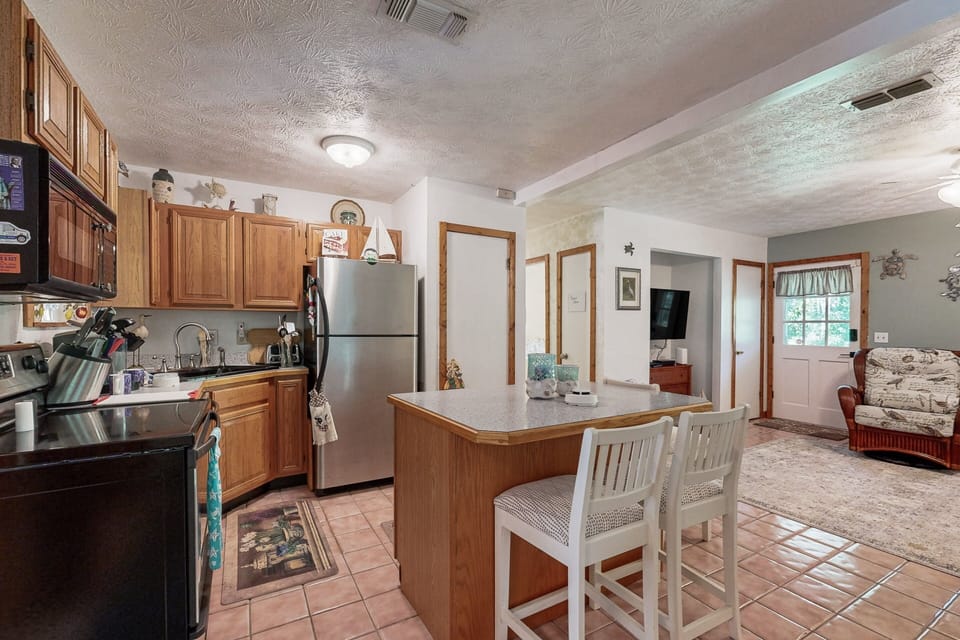 House, Multiple Beds, Patio, Garden View (4630 Whimbrel Ln) | Private kitchen