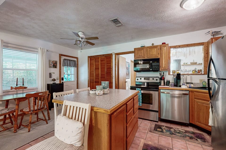 House, Multiple Beds, Patio, Garden View (4630 Whimbrel Ln) | Private kitchen