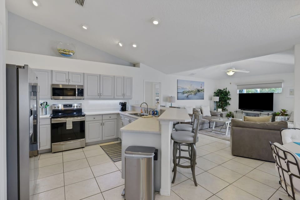 House, Multiple Beds, Pool Access, Pool View (The Lillie Pad) | Private kitchen