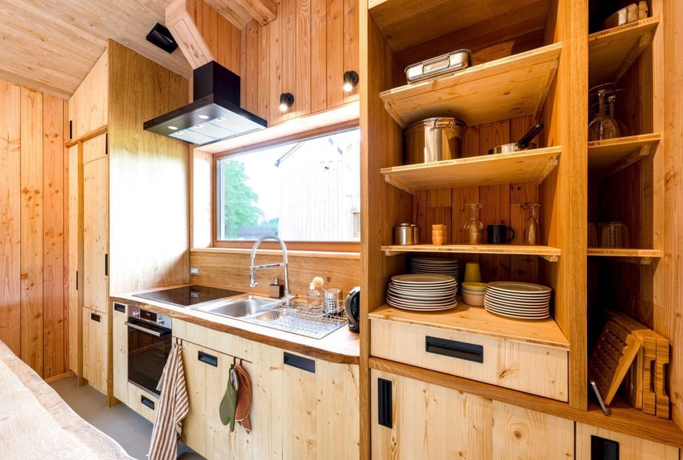 Fully equipped kitchen of the Foyer, ideal for preparing meals for up to 16 guests