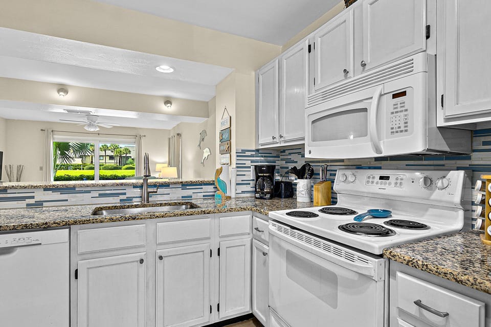Condo, Multiple Beds, Pool Access, Pool View (Colony Reef Club II 17A) | Private kitchen