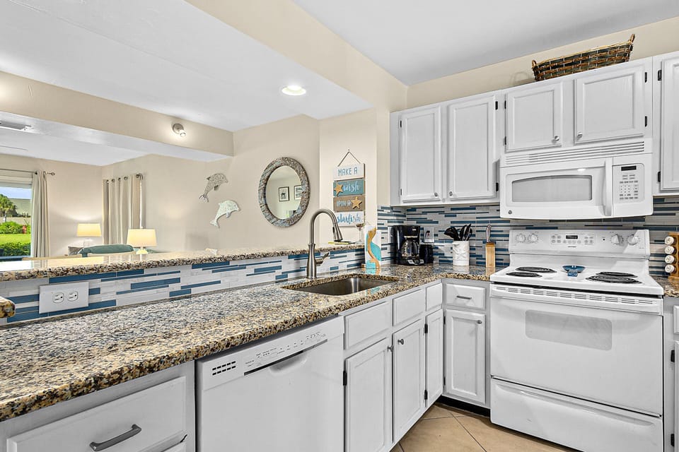 Condo, Multiple Beds, Pool Access, Pool View (Colony Reef Club II 17A) | Private kitchen