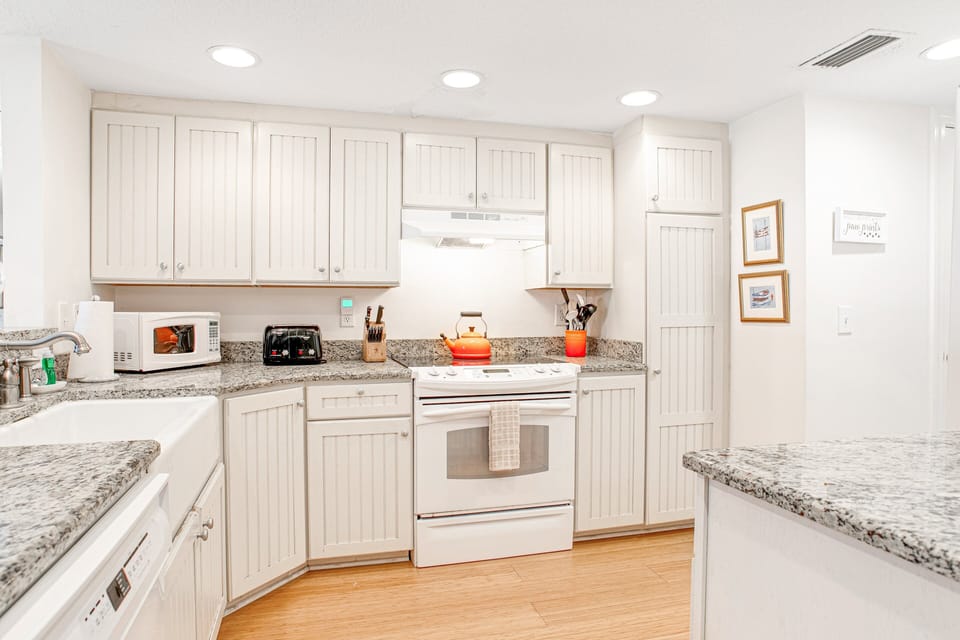 House, Multiple Beds, Pool Access, Ocean View (1411 Windsong) | Private kitchen