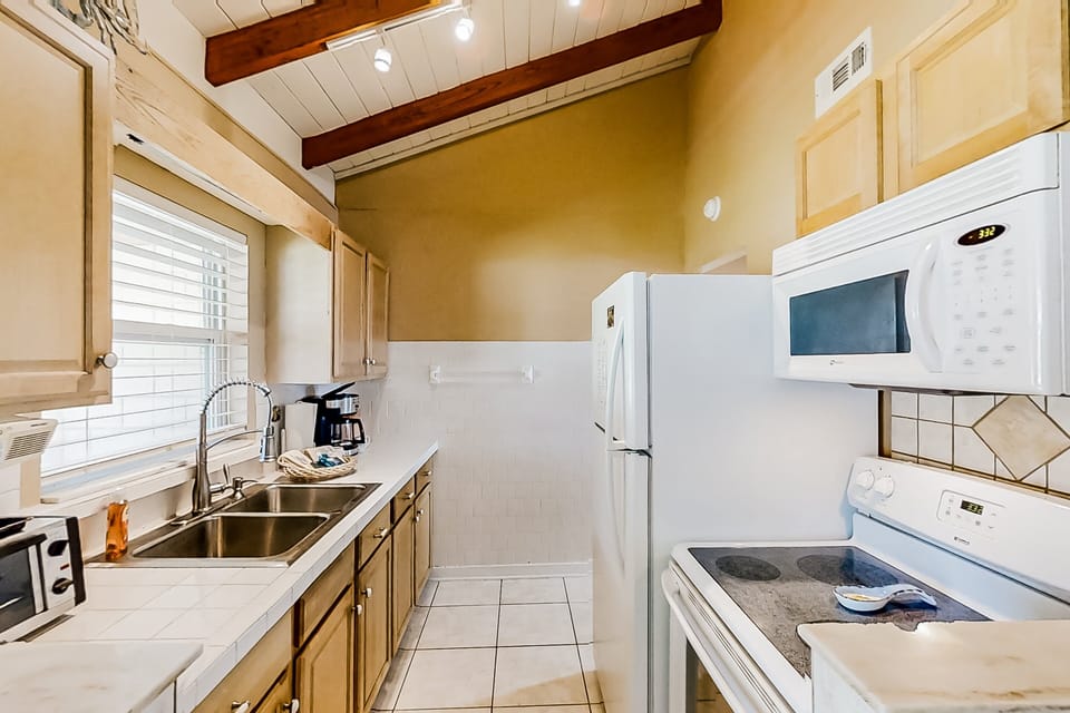 House, Multiple Beds, Patio, Garden View (American Beach Bungalow) | Private kitchen