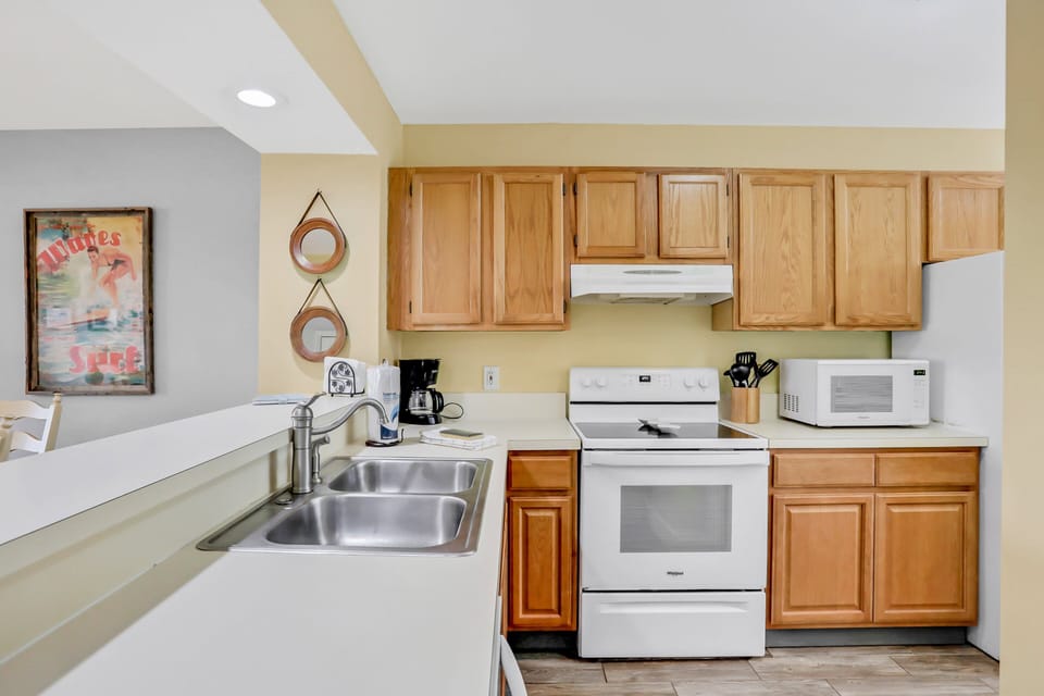 Condo, Multiple Beds, Pool Access, Pool View (Colony Reef Club II 18A) | Private kitchen