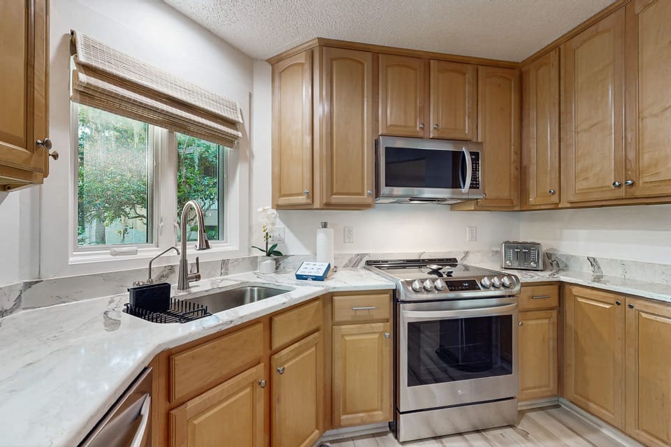 Condo, 1 King Bed with Sofa bed, Pool Access, Pool View (1 Bedroom King Condo - Courtside) | Private kitchen