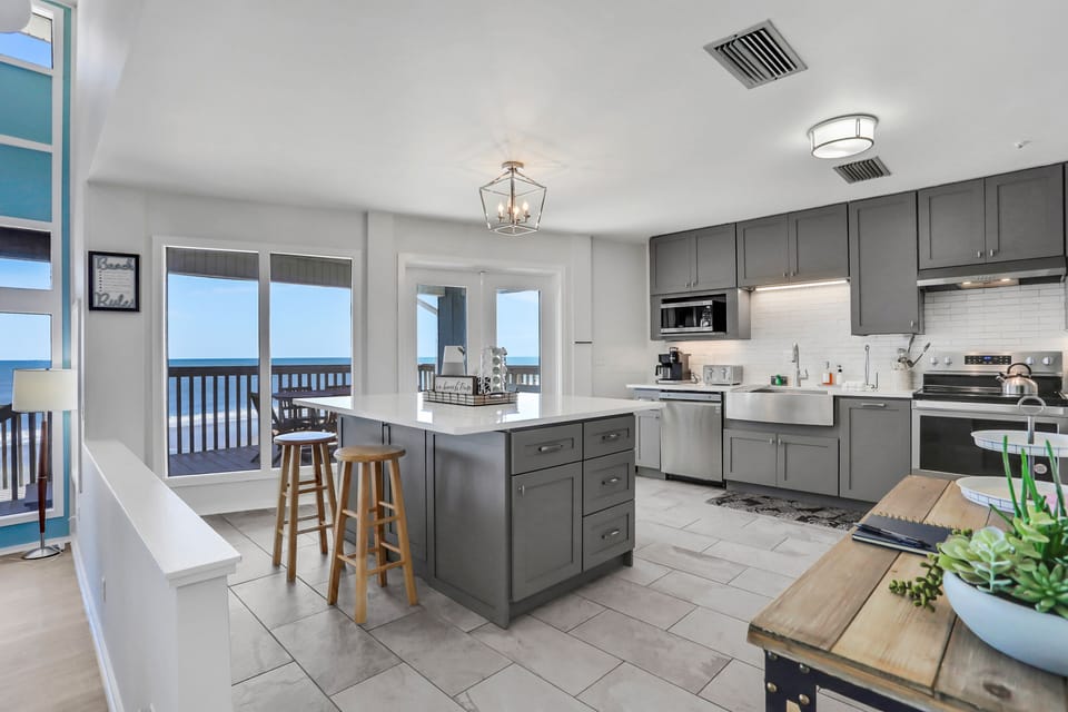 House, Multiple Beds, Hot Tub, Beach View (Ocean Oasis on the A1A) | Private kitchen
