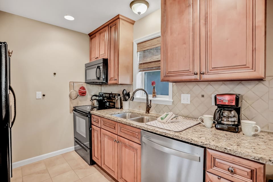 Cottage, Multiple Beds, Patio (Pine Trail Place) | Private kitchen