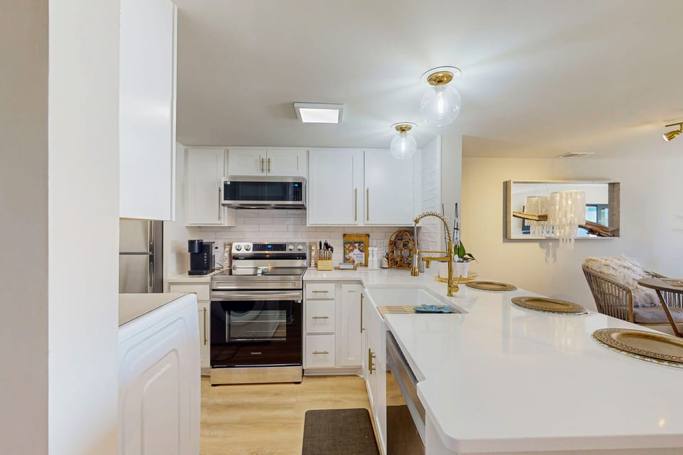Condo, 1 King Bed, Pool Access, Ocean View (B147 Amelia Surf and Racquet) | Private kitchen