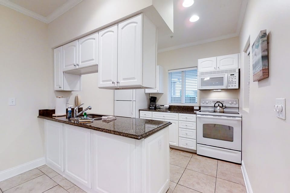 Condo, Multiple Beds, Balcony, Pool View (2533-34 Tennis Villas) | Private kitchen