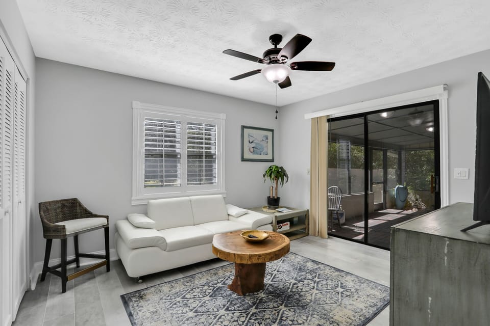House, Multiple Beds, Patio, Garden View (4636 Whimbrel Lane) | Living area