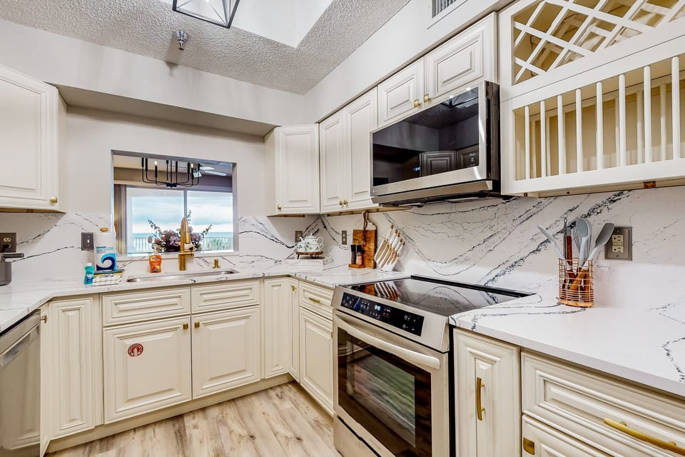 Condo, Multiple Beds, Pool Access, Ocean View (Ocean Breeze Retreat) | Private kitchen