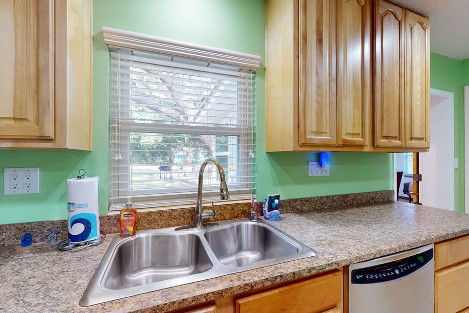 House, Multiple Beds, Patio, Garden View (Hydrangea Oasis) | Private kitchen