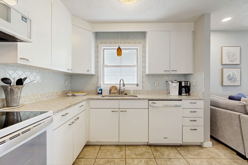 House, Multiple Beds, Pool Access, Pool View (Buddha's Surf Shack) | Private kitchen