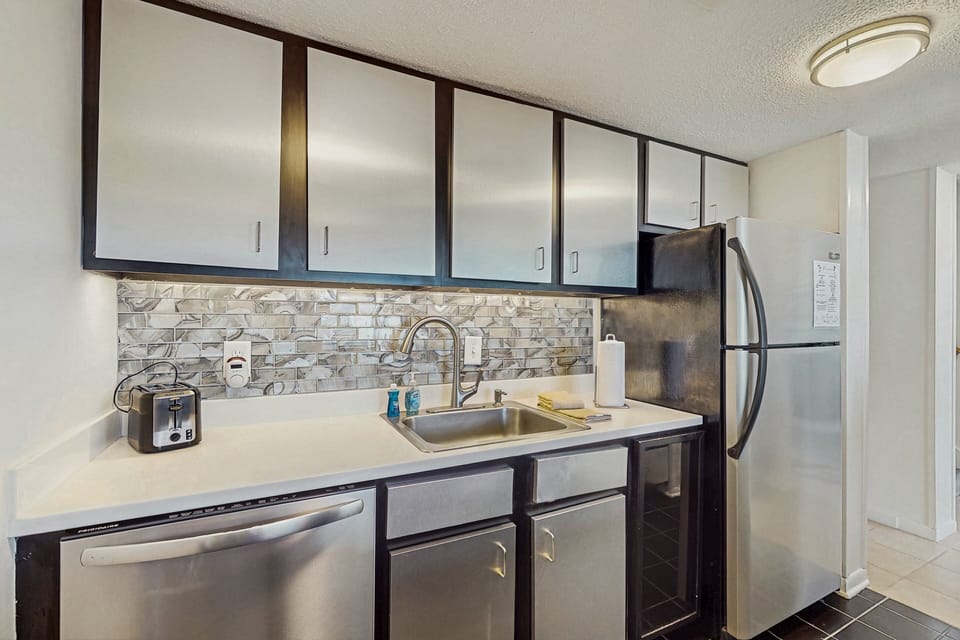 Condo, Multiple Beds, Pool Access, Ocean View (Captains Court 1004) | Private kitchen